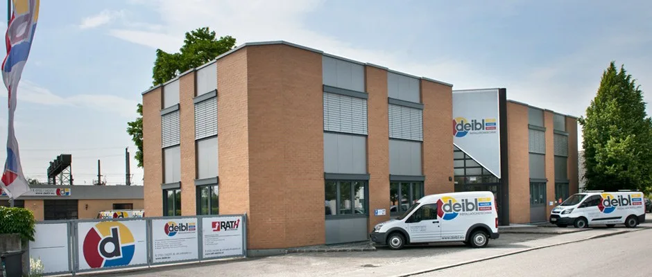 Betriebsgebäude und Firmenfahrzeug von Deibl Installationstechnik