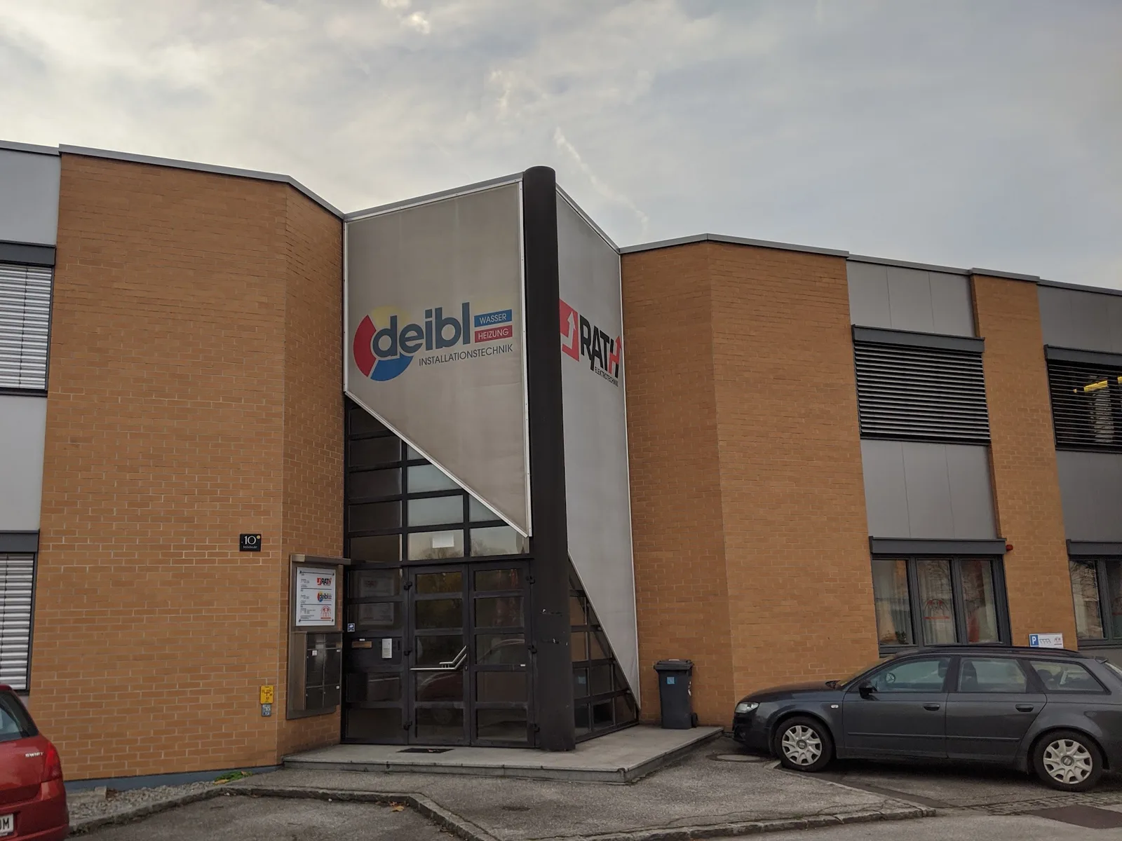 Betriebsgebäude von Deibl Installationstechnik mit Firmenlogo