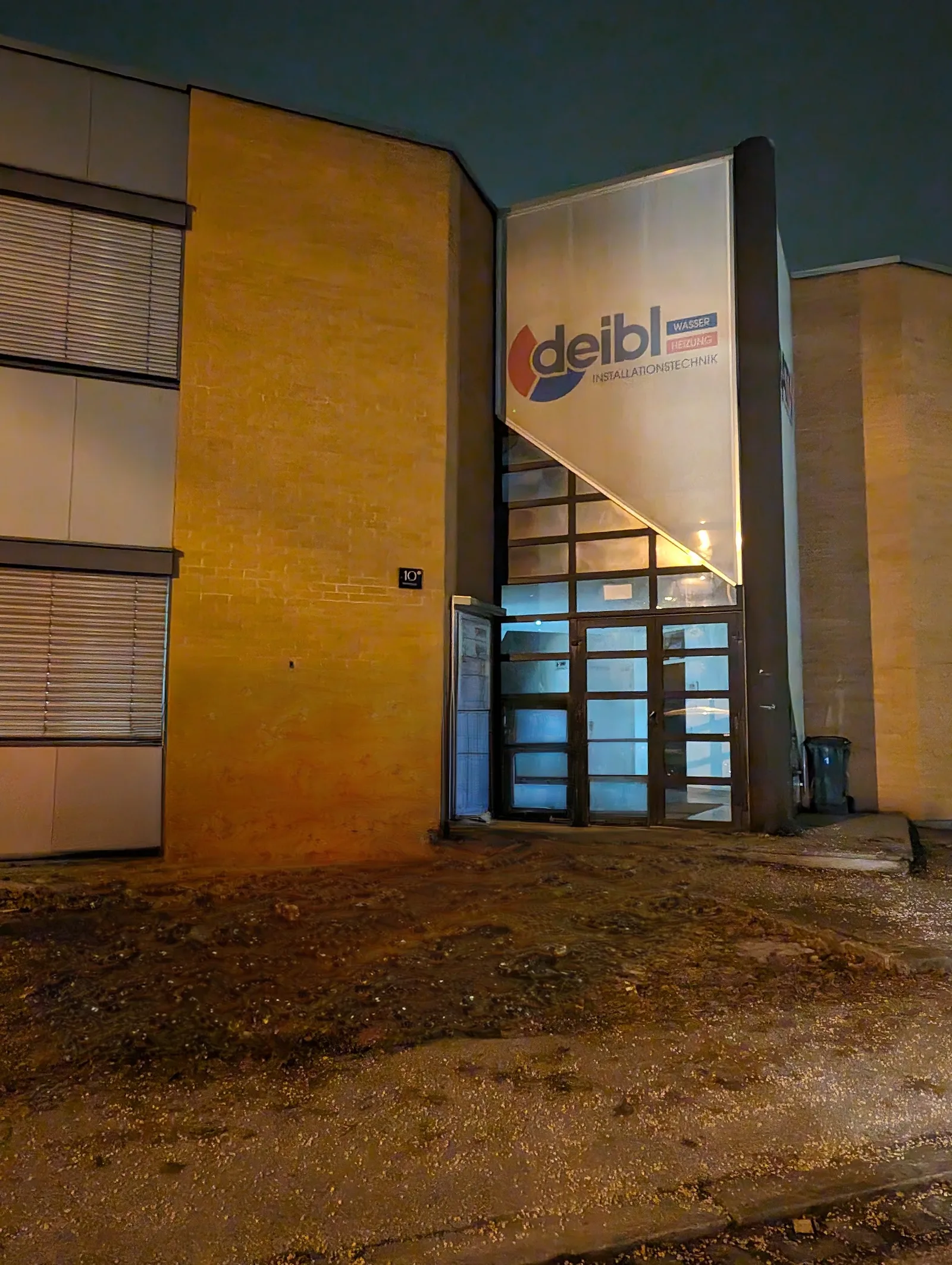 Beleuchteter Eingang von Deibl Installationstechnik
